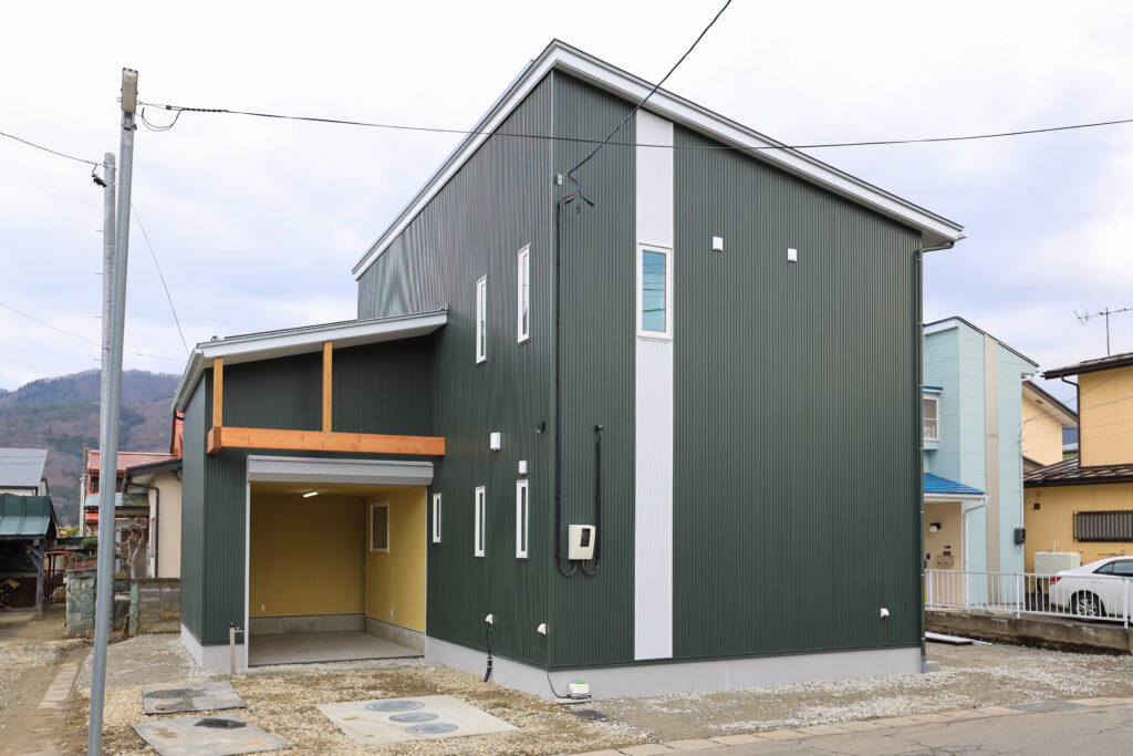 （有）青島建築の施工事例「インナーガレージとZEHを組み合わせた家」の公式掲載写真