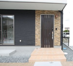 (株)アイビーホームの施工事例「南道路で日当り良好! 外観は黒がベースですが、中は白を基調として明るい室内になっています。(郡山市・W様邸)」の公式掲載写真