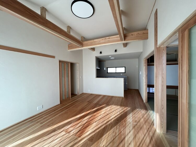 (株)増子建築工業の施工事例「化粧梁と勾配天井で開放感をつくった家」の公式掲載写真