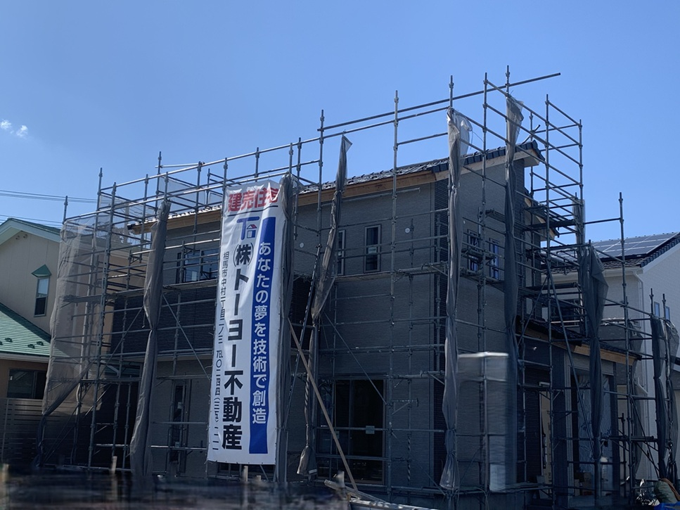 株式会社トーヨー不動産の施工事例「建売住宅 亘理SunSquare C棟 太陽光6kw、省エネ住宅、オール電化、リビング・寝室エアコン付、EV充電 販売価格2,870万円 所在地 宮城県亘理郡亘理町字狐塚33-11 最寄駅 JR常磐線 亘理駅 土地面積 172.05㎡(52.04坪) 間取り 3LDK+S」の公式掲載写真