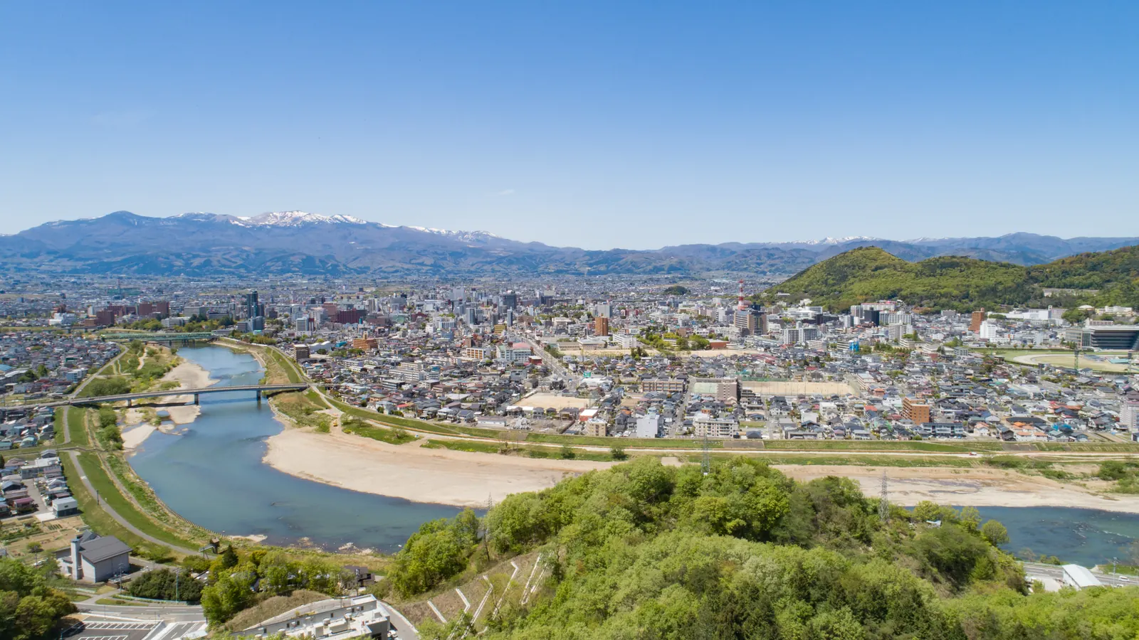 中通りの川沿いに広がる市街地