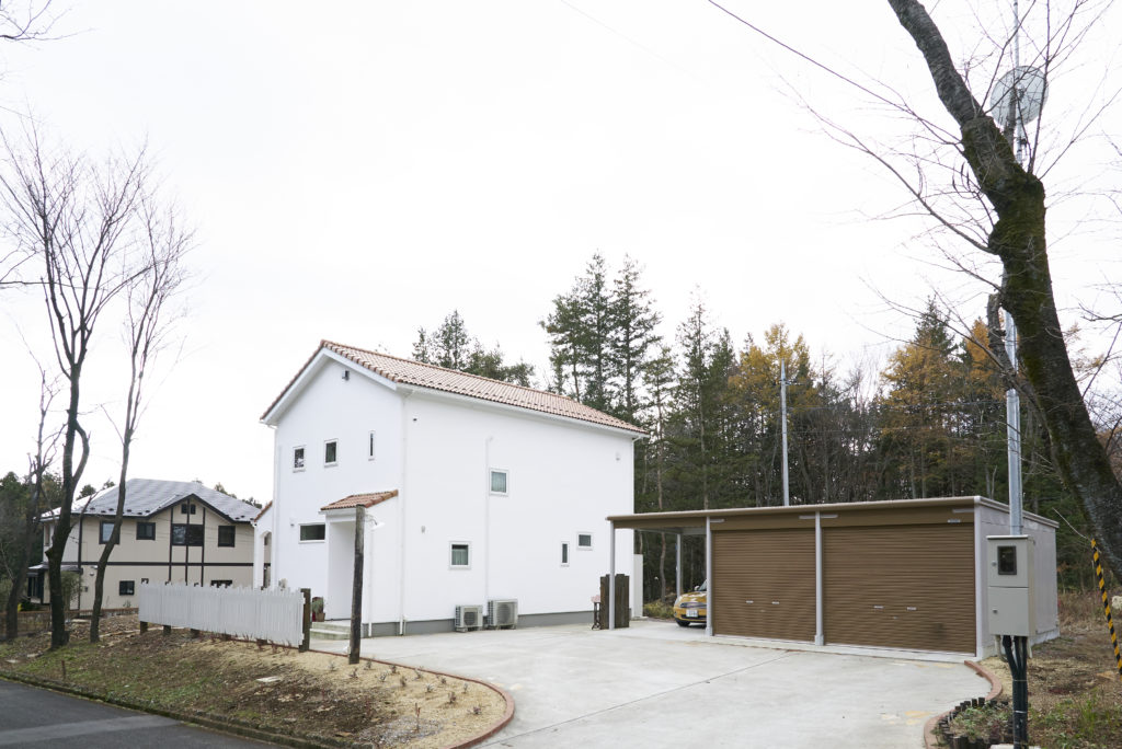 （有）吉田技建の施工事例「大きなガレージと庭が暮らしを彩る。木々に囲まれた場所で穏やかに過ごす家」の公式掲載写真